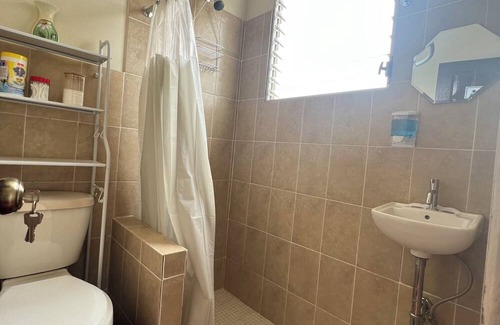 San Salvador Apartamento | Cuarto con Baño Completo con Entrada Desde el Pasillo