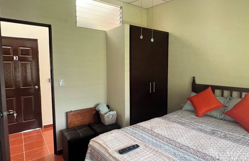 San Salvador Apartamento | Cuarto con Baño Completo con Entrada Desde el Pasillo