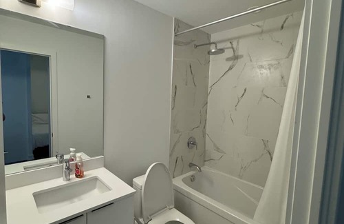 Newtonbrook Apartamento | Family sized condo in Toronto, steps to the Finch subway station and shops.