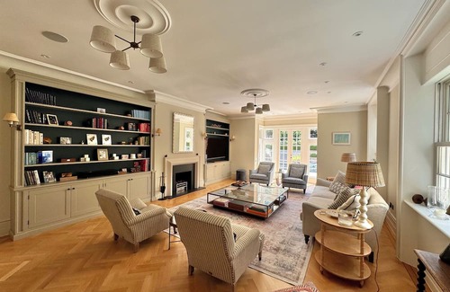 Coombe Hill Casa | Luxury gated 6 bed Home with 15m heated pool and mature gardens
