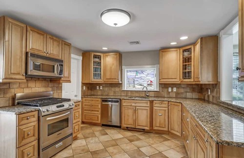 Manasquan Casa | Charming 4 Bedroom House with Pool and tropical backyard Oasis