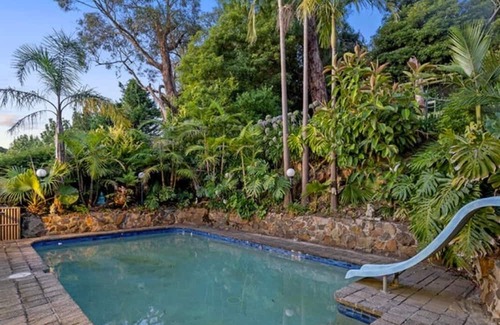 Upper Ferntree Gully Casa | Hilltop Pool Sanctuary near Puffing Billy, 1000 Steps & Westfield Knox