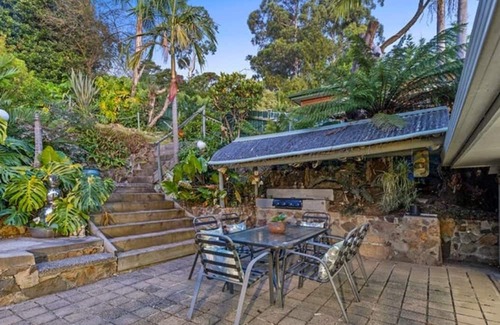 Upper Ferntree Gully Casa | Hilltop Pool Sanctuary near Puffing Billy, 1000 Steps & Westfield Knox