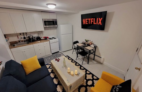 West Roxbury Casa | Comfy and Chic Boston Apartment