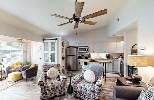 Salado Condominio | Updated condo near the Golf Course with fireplace, wifi