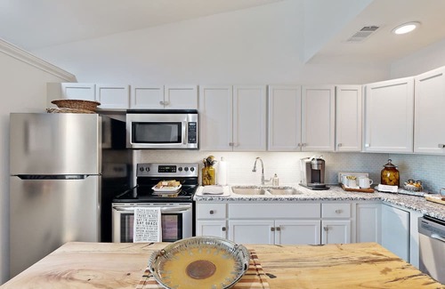 Salado Condominio | Updated condo near the Golf Course with fireplace, wifi
