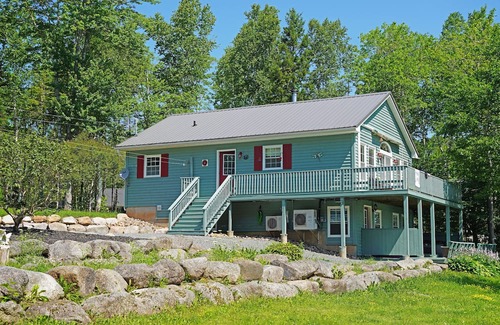 Smiths Corner Casa | Charming 3-bedroom house on the Lake with Hot tub