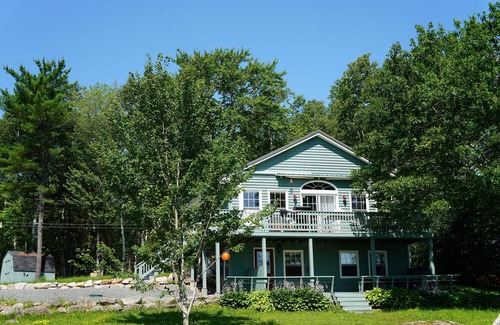 Smiths Corner Casa | Charming 3-bedroom house on the Lake with Hot tub