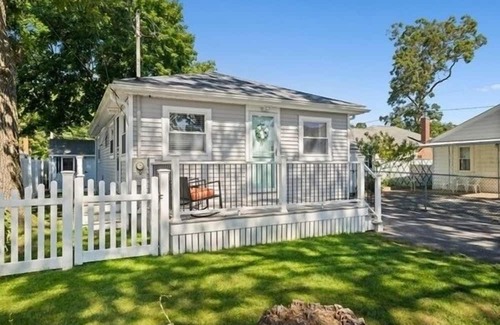 Wareham Cabaña | Charming 2-bedroom house in Swift Beach Wareham.
