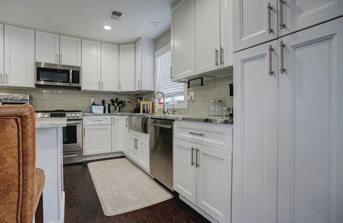 Morgan Casa | 4-bedroom House with Ocean View near NYC Train, Ferry, Waterfront with WiFi, AC
