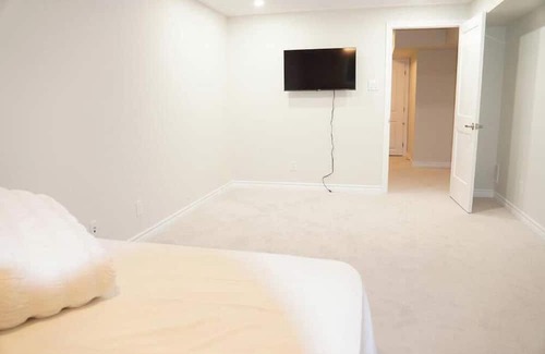Chapel Hill South Casa | Clean, beautiful and spacious home close to gyms, malls and restaurants