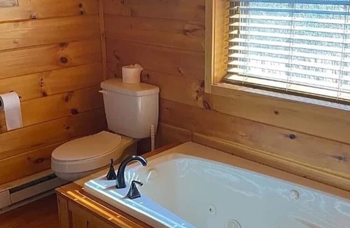 Hickory Hills Chalet De Esquí | Hot Tub, Pool Table, Fire Pit, 5 MIN TO SKI SLOPES, Secluded /Pet Friendly!