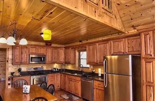 Hickory Hills Chalet De Esquí | Hot Tub, Pool Table, Fire Pit, 5 MIN TO SKI SLOPES, Secluded /Pet Friendly!