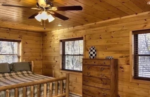 Hickory Hills Chalet De Esquí | Hot Tub, Pool Table, Fire Pit, 5 MIN TO SKI SLOPES, Secluded /Pet Friendly!