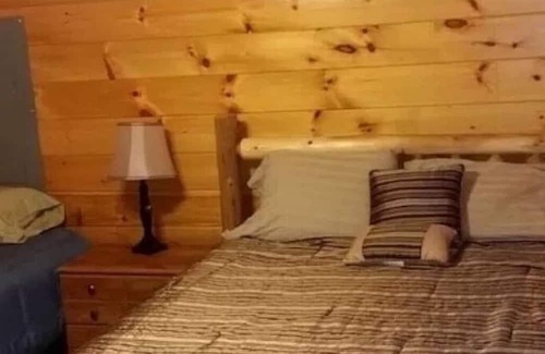 Hickory Hills Chalet De Esquí | Hot Tub, Pool Table, Fire Pit, 5 MIN TO SKI SLOPES, Secluded /Pet Friendly!