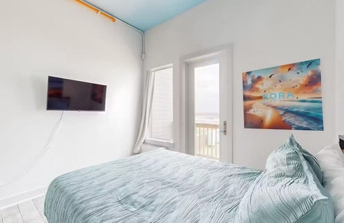 Port Bolivar Cabina | Cozy cabin in oceanfront Bolivar Peninsula with WiFi, AC, Private Pool, Games