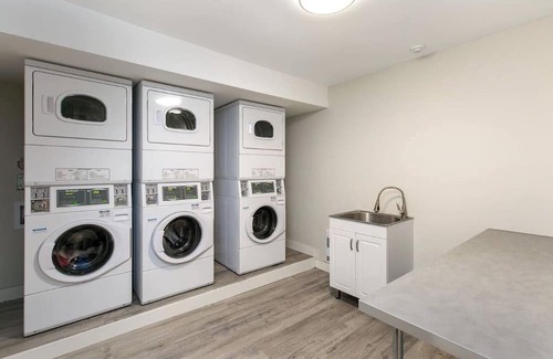 Whistler Creekside Condominio | Whistler Peak FREE parking, Pet Friendly, Backyard Lake - 5 Min Walk to Gondola