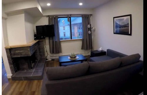 Whistler Creekside Condominio | The CABIN 5min Walk to Gondola + FREE PARKING + Hottub + Pet Friendly!
