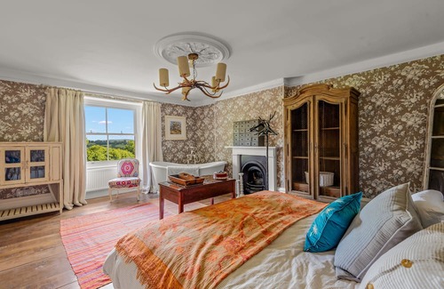 Moretonhampstead Otro | Linscott Farmhouse sleeps 10 guests in 5 bedrooms