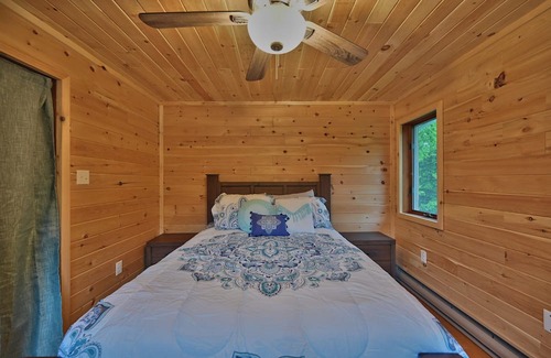 Tunkhannock Township Cabina | Spacious 5-BR cabin MINUTES from INDOOR waterparks/Sking-Hottub,Gameroom,PETS<3