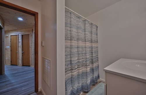 Tunkhannock Township Cabina | Spacious 5-BR cabin MINUTES from INDOOR waterparks/Sking-Hottub,Gameroom,PETS<3