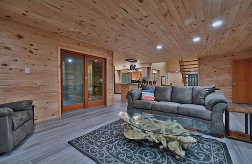 Tunkhannock Township Cabina | Spacious 5-BR cabin MINUTES from INDOOR waterparks/Sking-Hottub,Gameroom,PETS<3