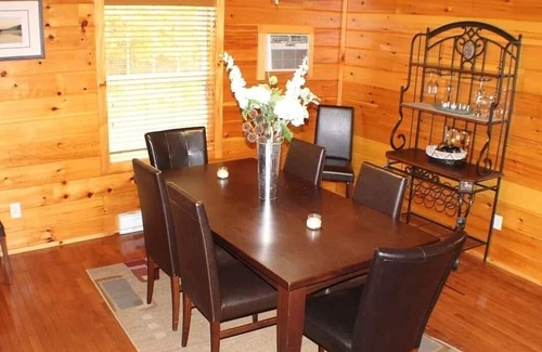 Hickory Hills Cabina | Luxury Cabin Sleeps 14 w/Game Room,HOT TUB,FIRE PIT,BB Court! 5min to SKI SLOPES