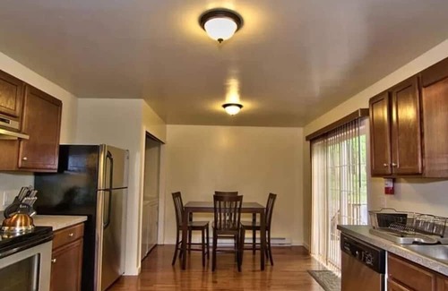 Hickory Hills Cabina | Luxury Cabin Sleeps 14 w/Game Room,HOT TUB,FIRE PIT,BB Court! 5min to SKI SLOPES