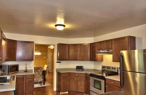 Hickory Hills Cabina | Luxury Cabin Sleeps 14 w/Game Room,HOT TUB,FIRE PIT,BB Court! 5min to SKI SLOPES