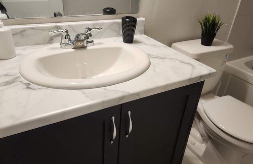 Ottawa Division Casa | Modern & Classy 4 Bedroom&3.5 Bath w/SelfCheck-In+Kitchen & Parking-Ottawa