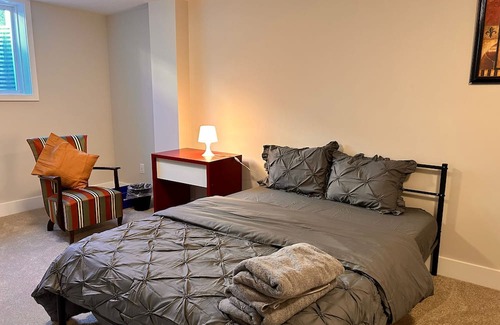 Ottawa Division Casa | Modern & Classy 4 Bedroom&3.5 Bath w/SelfCheck-In+Kitchen & Parking-Ottawa