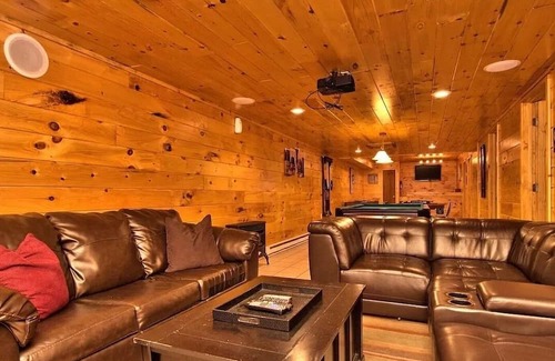 Hickory Hills Cabina | Lux Cabin-5min to SKI SLOPES, BIG game room/Bar, BB Court, HOT TUB, FIRE PIT!