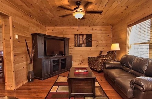 Hickory Hills Cabina | Lux Cabin-5min to SKI SLOPES, BIG game room/Bar, BB Court, HOT TUB, FIRE PIT!