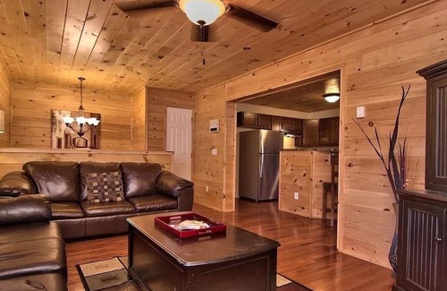 Hickory Hills Cabina | Lux Cabin-5min to SKI SLOPES, BIG game room/Bar, BB Court, HOT TUB, FIRE PIT!