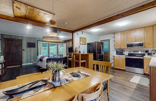 Foscoe Casa | Serene mountain Dog friendly home with nearby hiking trails