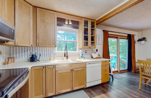 Foscoe Casa | Serene mountain Dog friendly home with nearby hiking trails