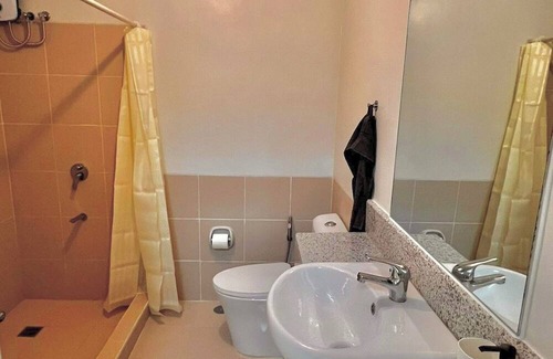 Paranaque Condominio | Cozy 2-bedroom condo with AC, WiFi, Pet Friendly in Parañaque