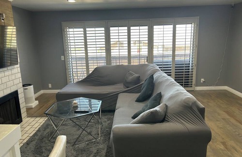 Harbor Condominio | Charming 1-Bedroom Condo in Signal Hill Enjoy a Private Bathroom
