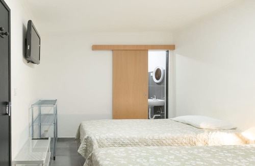 Sines Casa | Private bedroom 'Quarto Triplo 1' with Private Terrace and Wi-Fi