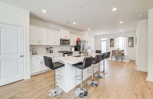 Midlothian Casa | Modern Midlothian Gem: Deck, Near Hiking & Golfing