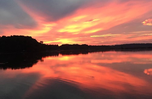 Townville Casa | Relaxing water front home on Lake Hartwell, S.C. Beautiful sunsets. Pet friendly