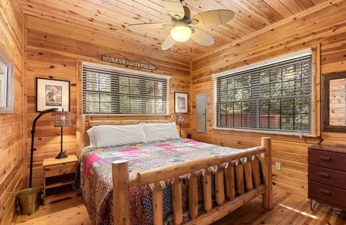 Lakeside Cabina | CEDAR LODGE HIDEAWAY: Private pool, private beach, fireplace, & firepit.