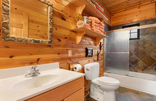 Lakeside Cabina | CEDAR LODGE HIDEAWAY: Private pool, private beach, fireplace, & firepit.