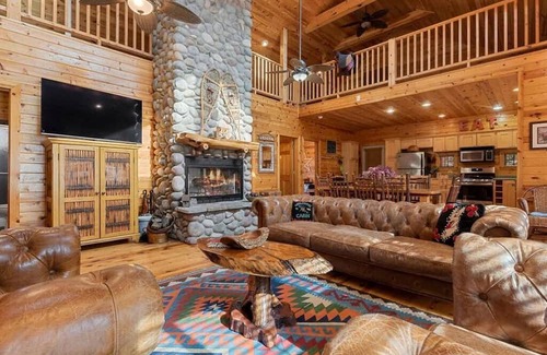 Lakeside Cabina | CEDAR LODGE HIDEAWAY: Private pool, private beach, fireplace, & firepit.