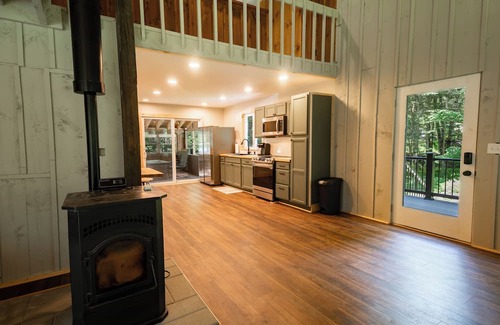 Woodgate Cabina | Beautiful 2- bedroom cabin in the Adirondacks with beach/lake access