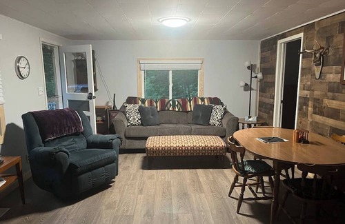 West Branch Cabina | Cozy 2-bedroom cabin in serene West Branch with AC, WiFi