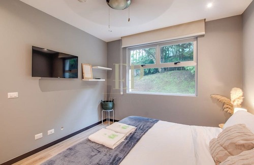 Santa Ana Apartamento | Luxurious 2-bedroom apartment with WiFi, AC in Lindora, Santa Ana