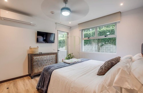 Santa Ana Apartamento | Luxurious 2-bedroom apartment with WiFi, AC in Lindora, Santa Ana