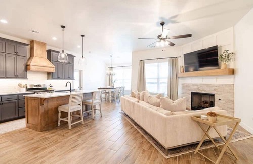 Norman Casa | Spacious 4-bedroom house with WiFi, AC within a couple miles of the Stadium!
