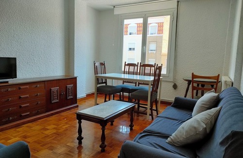 Romareda Casa | Tranquil 4-bedroom apartment with WiFi in Zaragoza
